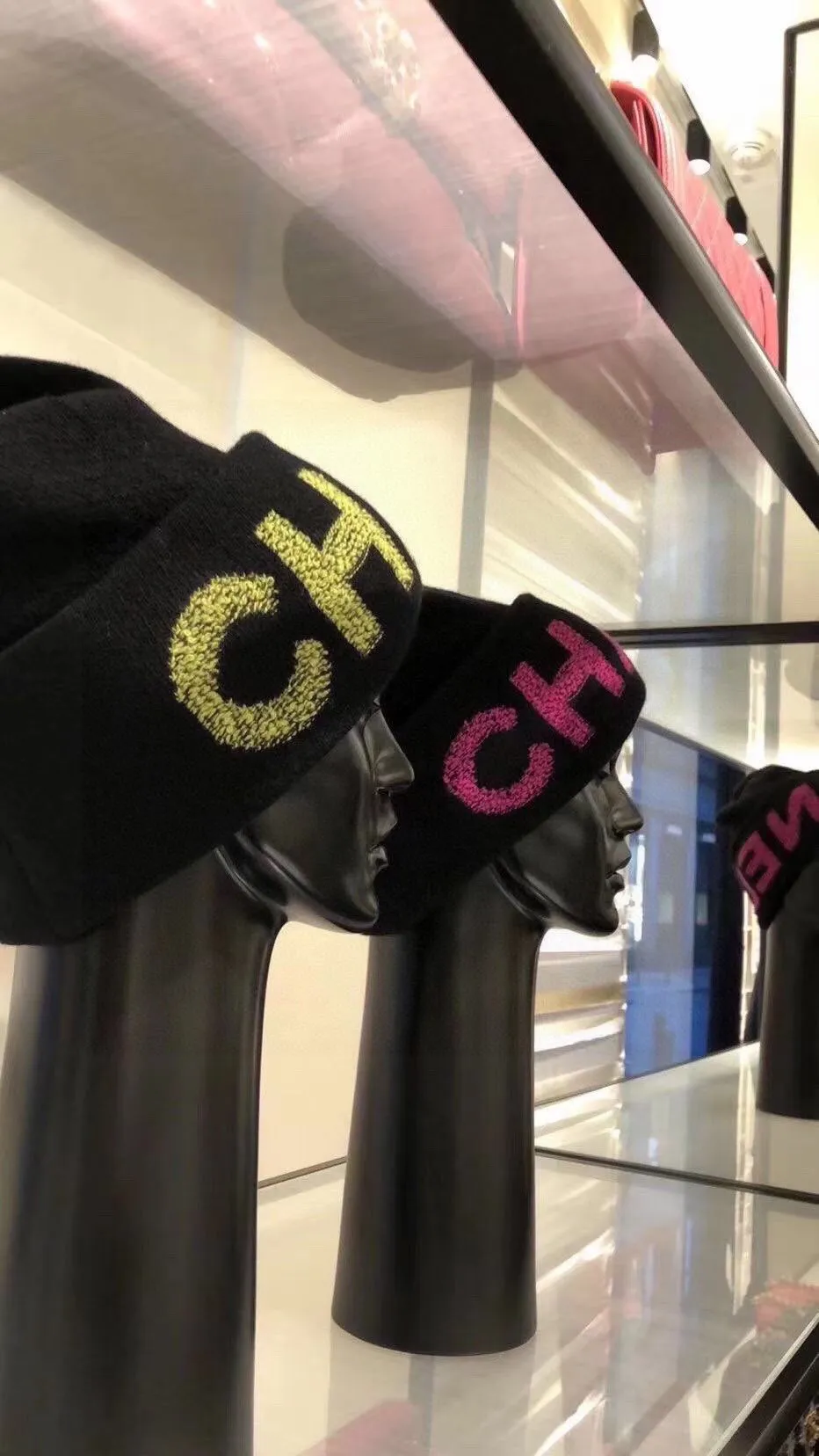 P50 Chanel CHANEL is sure to be of genuine quality. The only matching details on the market are double-layered cashmere wool knitted hats. Xiaohongshu recommends that the official website purchase price is 4980 per hat. The quality is outstanding. The matching of the big logo in autumn and winter is really perfect, and the design style is even more elegant! Order quickly