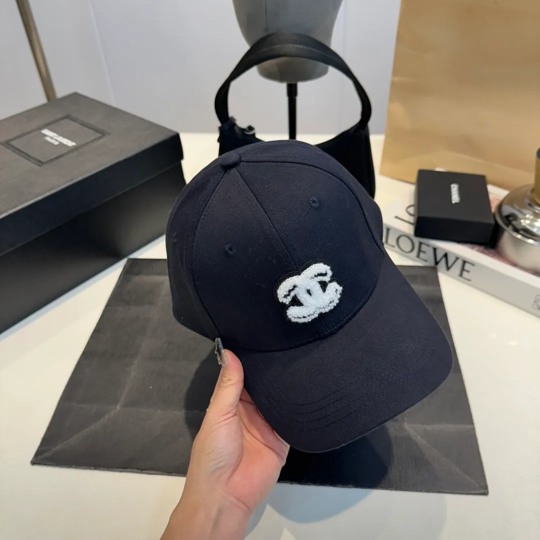 P60 Chanel's new autumn and winter classic casual and trendy style simple baseball cap🧢Japanese and Korean style, looks great with any combination! A must-have when traveling