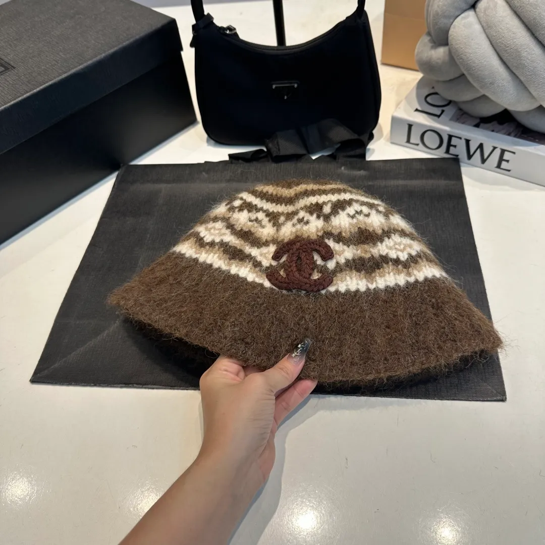 P60 CHANEL Chanel 2025 autumn and winter new small fragrant style fisherman hat unique design ~ a retro literary style