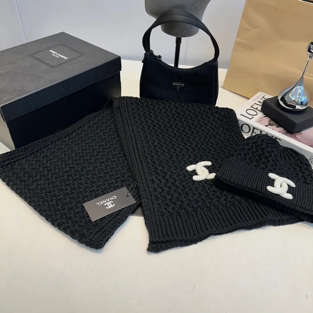 P180 CHANEL Chanel. Classic wool suit🌟hat+scarf, warm and super comfortable~A great tool for young ladies to reduce their age in winter~This winter, all you need is a set of hats~warm and fashionable