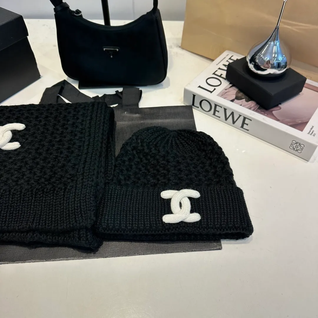 P180 CHANEL Chanel. Classic wool suit🌟hat+scarf, warm and super comfortable~A great tool for young ladies to reduce their age in winter~This winter, all you need is a set of hats~warm and fashionable