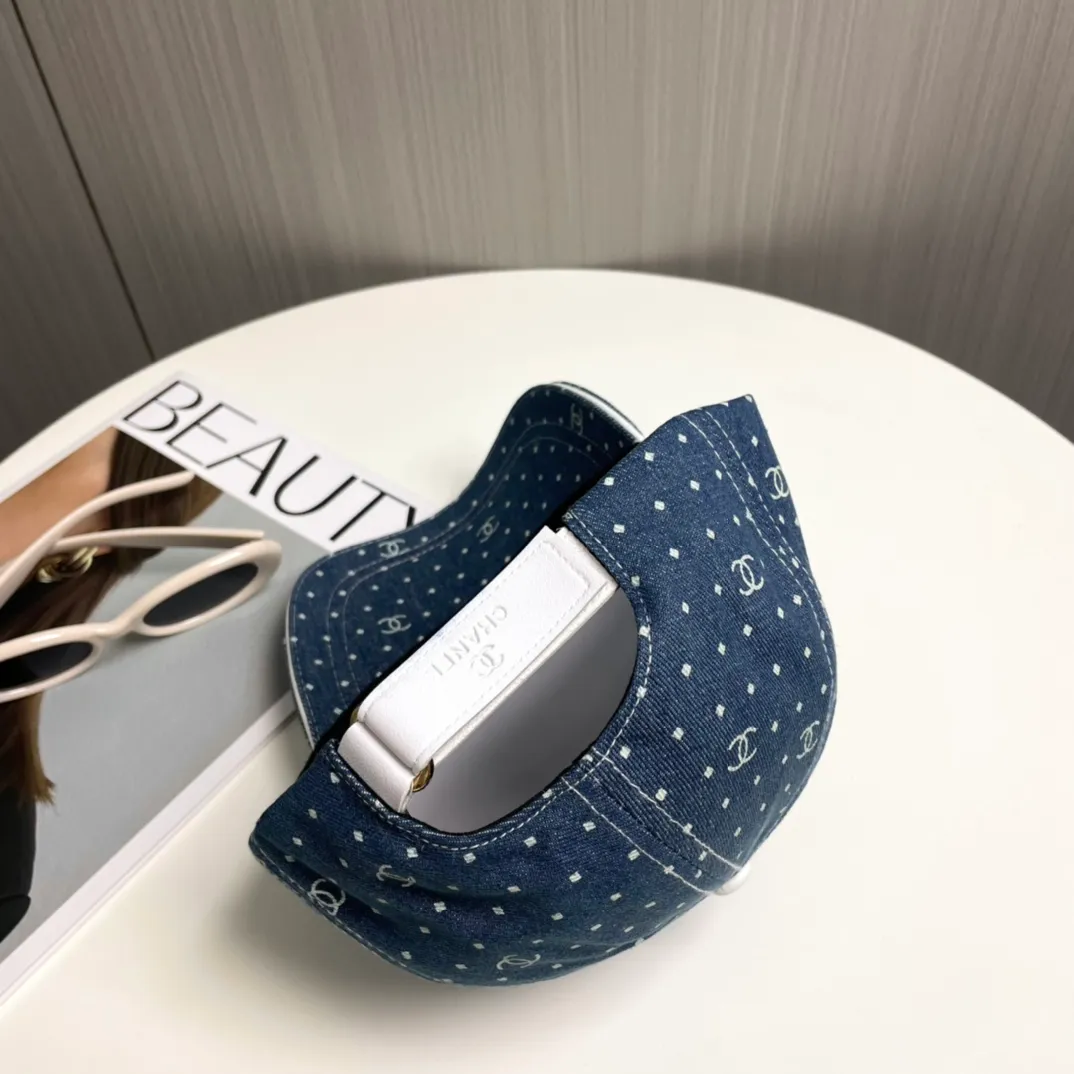 P66 Chanel's new washed denim baseball cap has a hot technology upgrade, and the washed denim style is full of street style. It is more in line with the style of today's fashionable boys and girls. The airport street shots are super cool!