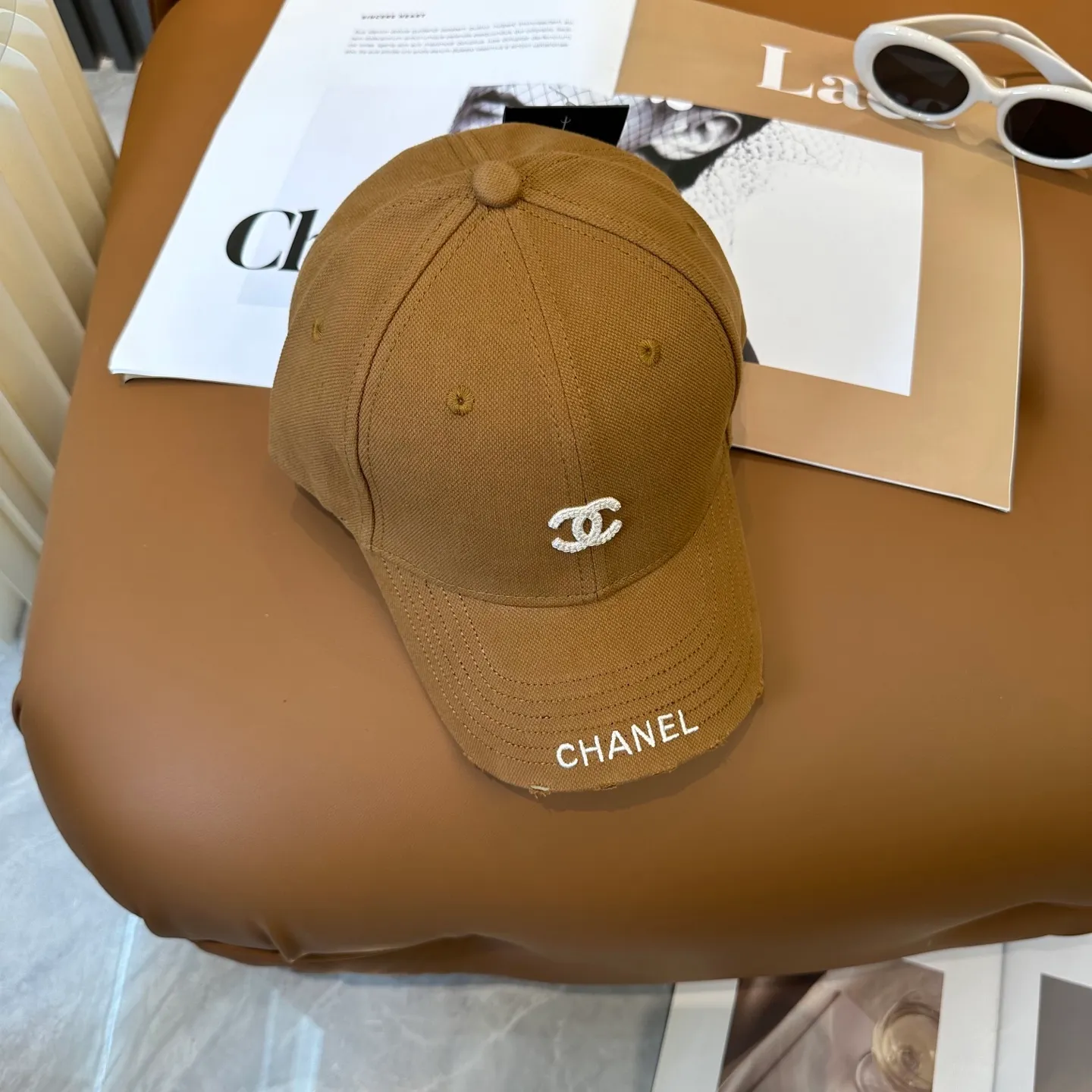 P50 CHANEL [Chanel] New simple embroidered logo baseball cap, new model shipped, big brand style is super easy to match, hurry up and get it!