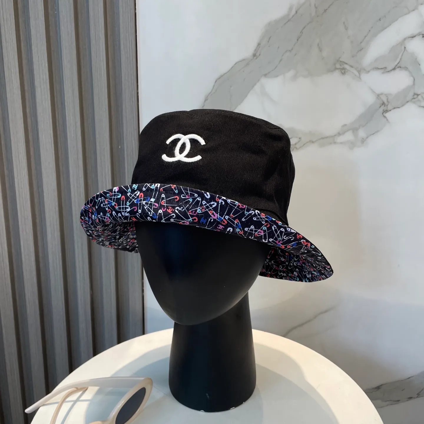 P90 Chanel (Chanel) counter new double-sided embroidered fisherman hat 1:1 mold customization, three-dimensional embroidery, exquisite and flawless! 100% pure cotton fabric, original factory quality, exclusive physical photography.
