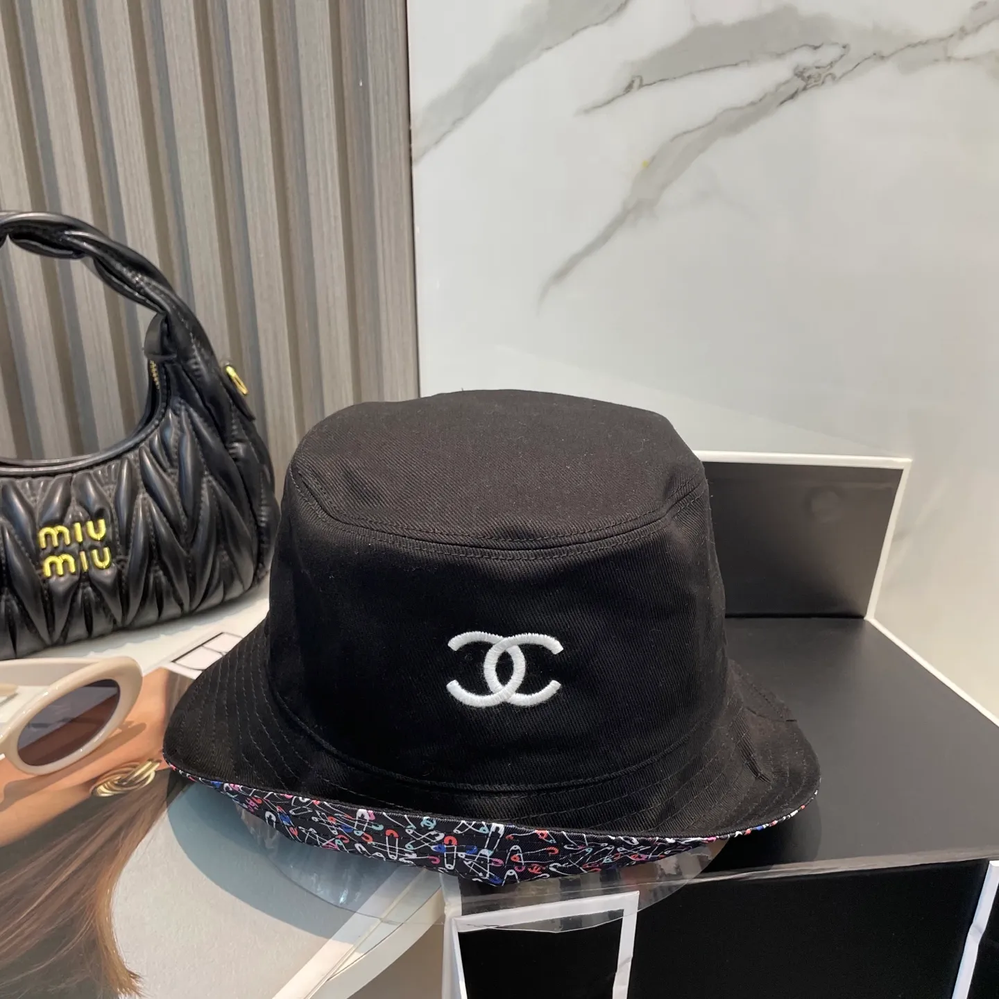 P90 Chanel (Chanel) counter new double-sided embroidered fisherman hat 1:1 mold customization, three-dimensional embroidery, exquisite and flawless! 100% pure cotton fabric, original factory quality, exclusive physical photography.