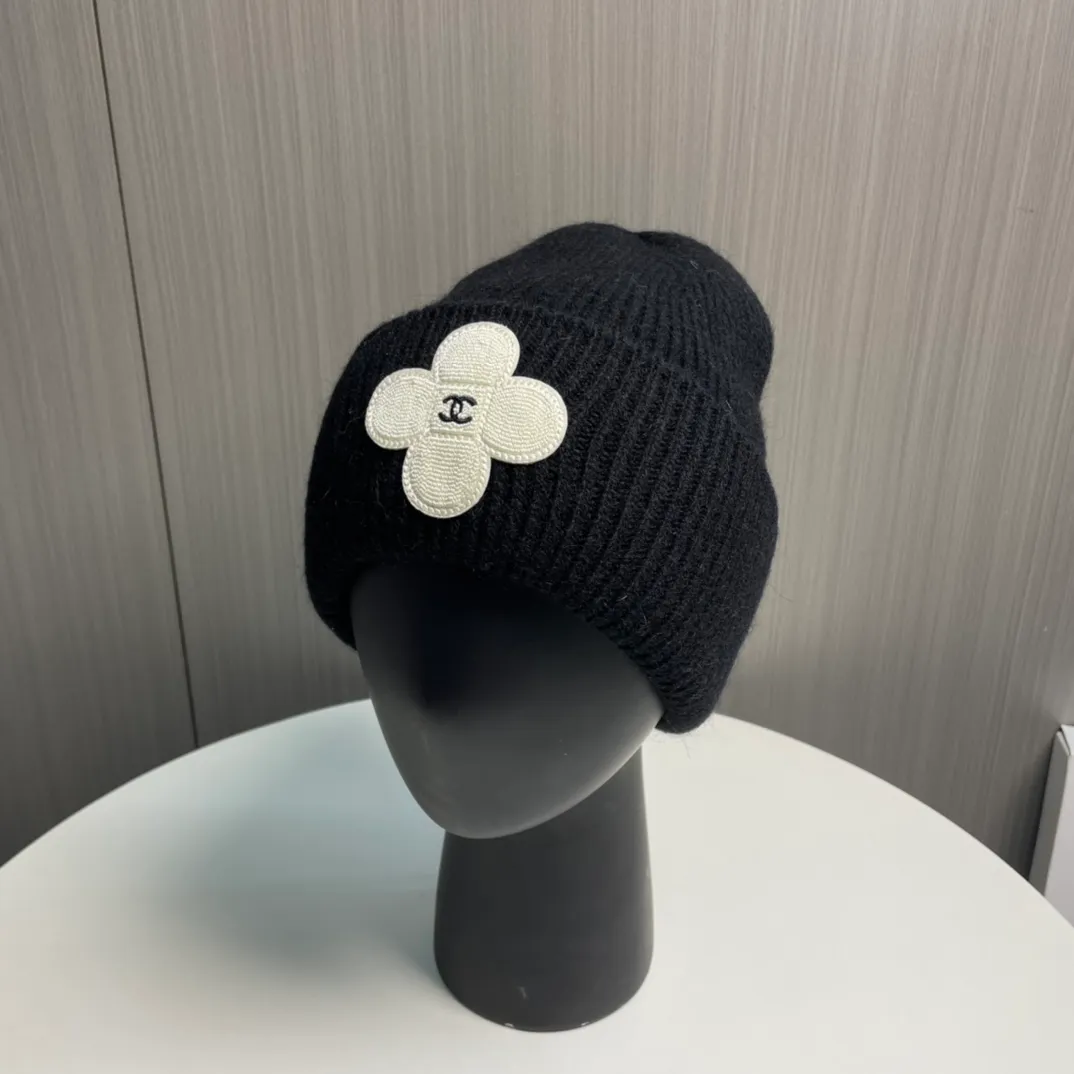 P76 Chanel Chanel Autumn and Winter Rabbit Hair Camellia Beanie Recommended by Internet Celebrity Fashion Bloggers, Xiaohongshu’s Popular Style, Knitted Beanie with a Super Soft and Comfortable Feel, and Excellent Elasticity!
