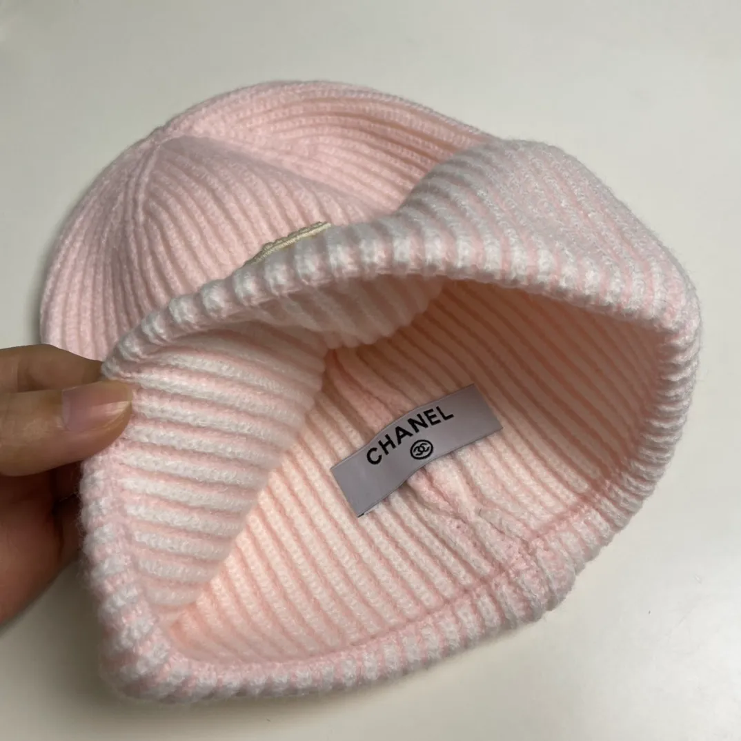 P56 comes with dust bag 🌺 [CHANEL] New knitted hat, Xiaohongshu, the main recommendation of major Internet celebrities! Thicker and warmer, fashionable and popular🌸First-class texture, the best brand for keeping warm in autumn and winter, order now, limited quantity available