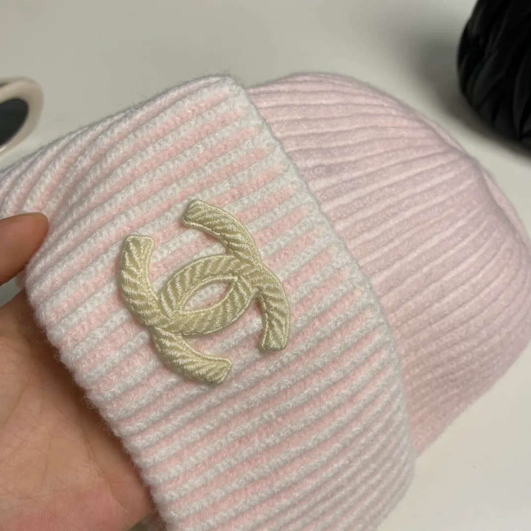 P56 comes with dust bag 🌺 [CHANEL] New knitted hat, Xiaohongshu, the main recommendation of major Internet celebrities! Thicker and warmer, fashionable and popular🌸First-class texture, the best brand for keeping warm in autumn and winter, order now, limited quantity available