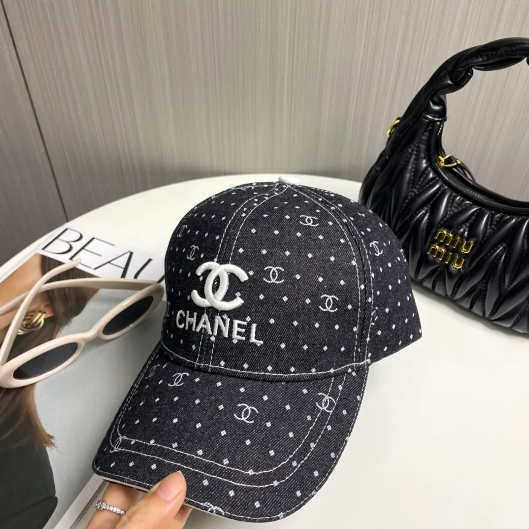 P66 Chanel's new washed denim baseball cap has a hot technology upgrade, and the washed denim style is full of street style. It is more in line with the style of today's fashionable boys and girls. The airport street shots are super cool!