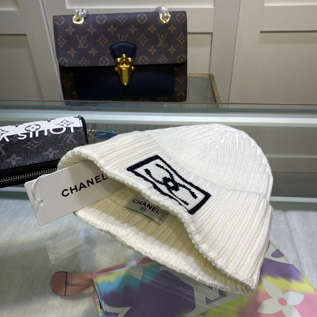 P70 comes with dust bag. CHANEL🎩cashmere wool quality knitted hat, fashionable, good quality, high-end, super soft! Super hot💖The texture is great and it’s great to match when out on the street! Fashion trends! A must-have item for autumn and winter, get it now!
