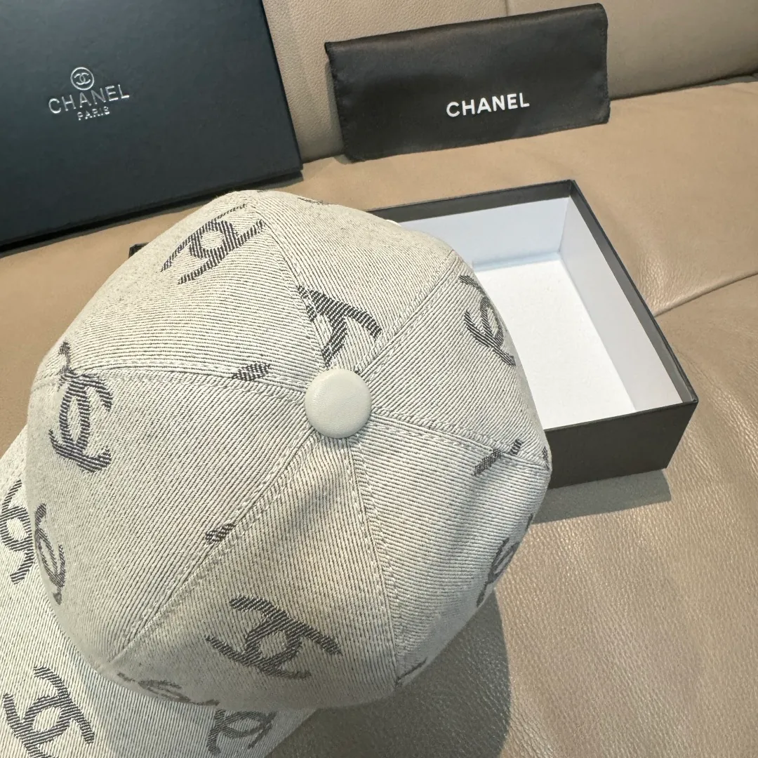 p90., Chanel (Chanel) classic original baseball cap, classic double C, 1:1 mold opening and customization at the counter, original canvas fabric + first layer of cowhide, light and breathable! The quality is great, the basic head circumference is 56cm, and the patch is adjustable.
