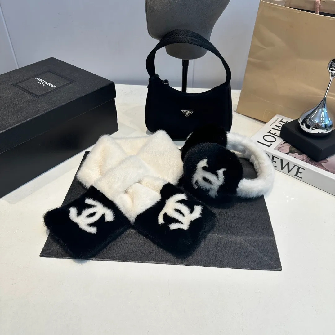 P130 for a set of 2025 new thickened rabbit fur earmuffs🦙 chanel ski series, top purchasing quality ~ double C logo earmuffs pure wool, rough texture, can be used by boys and girls, regardless of size, one size fits all. It can be called the Chanel elf in the snow🧚‍♀️. The temperature is cooling down and skiing in the north will be coming soon! Ear warmers, scarves, thunder hats, down jackets and other life-saving equipment must be prepared. Of course, if you want to take photos in the snow, we introduce this must-have celebrity-style Chanel earmuffs.