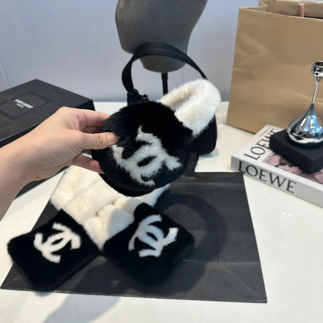 P130 for a set of 2025 new thickened rabbit fur earmuffs🦙 chanel ski series, top purchasing quality ~ double C logo earmuffs pure wool, rough texture, can be used by boys and girls, regardless of size, one size fits all. It can be called the Chanel elf in the snow🧚‍♀️. The temperature is cooling down and skiing in the north will be coming soon! Ear warmers, scarves, thunder hats, down jackets and other life-saving equipment must be prepared. Of course, if you want to take photos in the snow, we introduce this must-have celebrity-style Chanel earmuffs.