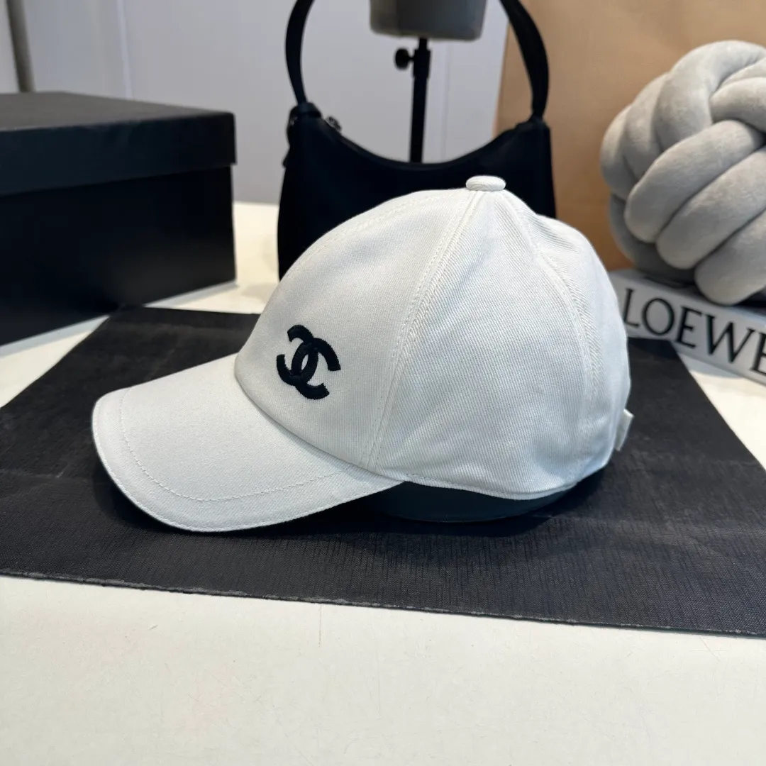 P90 These Chanel baseball caps are a must-have! The classic three colors of black, white and navy are simple and elegant. The iconic double C logo is super eye-catching and instantly enhances the fashion level💯. Whether it is paired with casual wear or a small dress, it can easily hold the whole audience~