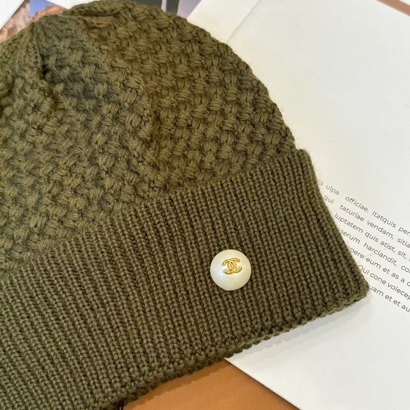 P70 Chanel official website quality Chanel autumn and winter fashion blogger recommended knitted hat, which hides a quiet sense of luxury. Every line is neat and generous, simple but not simple, generous and stylish. Every detail shows high-end taste, and the sense of fashion becomes more and more intriguing in the restraint.