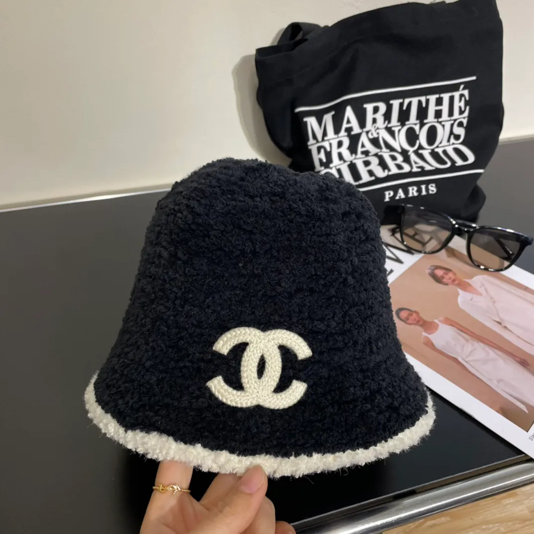 P40 Chanel Lamb Hat Bucket Hat A must-have hat for autumn and winter~ The furry hat looks very warm. It’s really awesome. The fluffy fried chicken makes your face smaller. It’s versatile and gentle. The classic logo is very high-end! Paired with black, it’s cool and sweet. Jimei Kuai Chong who likes to wear hats.