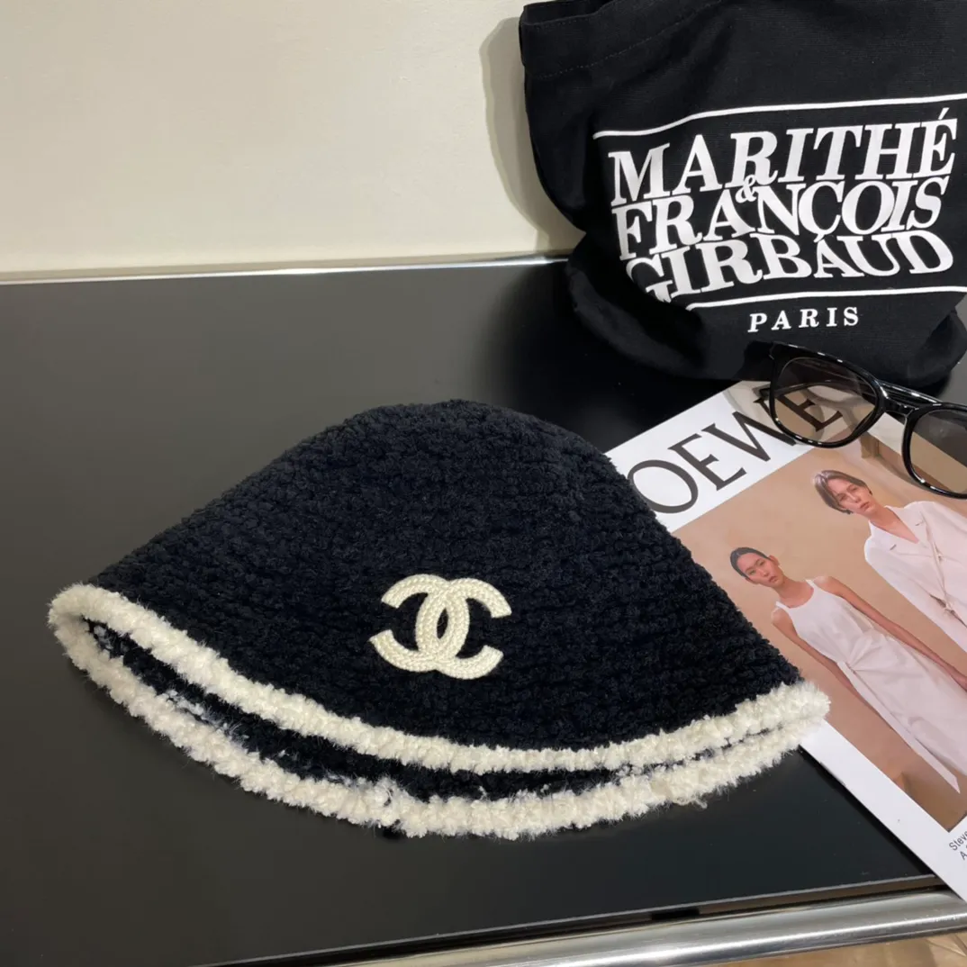 P40 Chanel Lamb Hat Bucket Hat A must-have hat for autumn and winter~ The furry hat looks very warm. It’s really awesome. The fluffy fried chicken makes your face smaller. It’s versatile and gentle. The classic logo is very high-end! Paired with black, it’s cool and sweet. Jimei Kuai Chong who likes to wear hats.