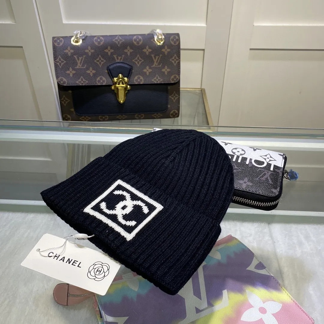 P44 comes with dust bag. CHANEL🎩cashmere wool quality knitted hat, fashionable, good quality, high-end, super soft! Super hot💖The texture is great and it’s great to match when out on the street! Fashion trends! A must-have item for autumn and winter, get it now!