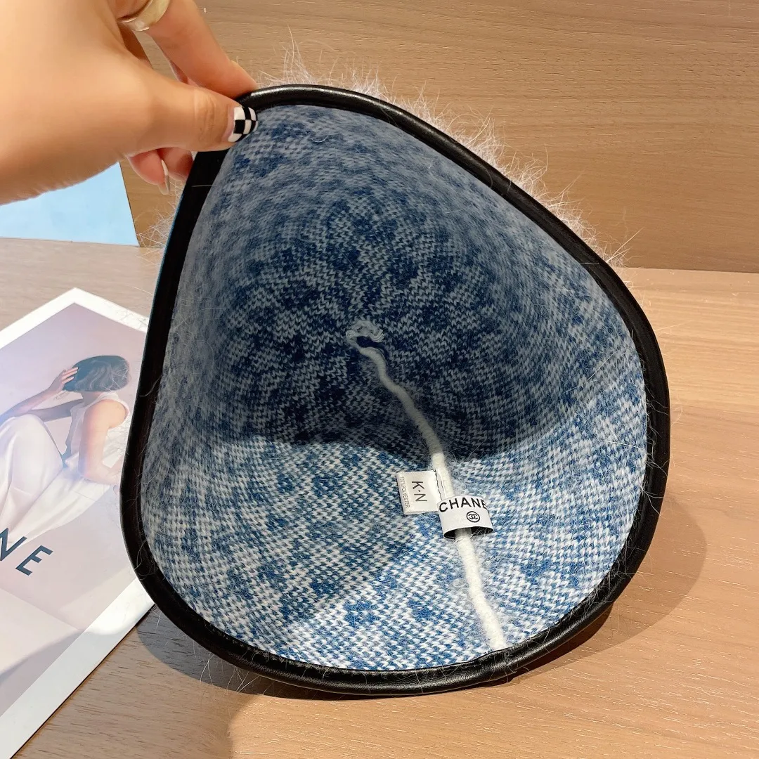 P70 CHANEL Checkerboard Checkerboard New Style Woolen Woolen Bucket Hat for Autumn and Winter. The most popular element. It really looks better the more you look at it. Don’t be afraid to wear it with black. Wear this hat to give you the coolest outfit🤓