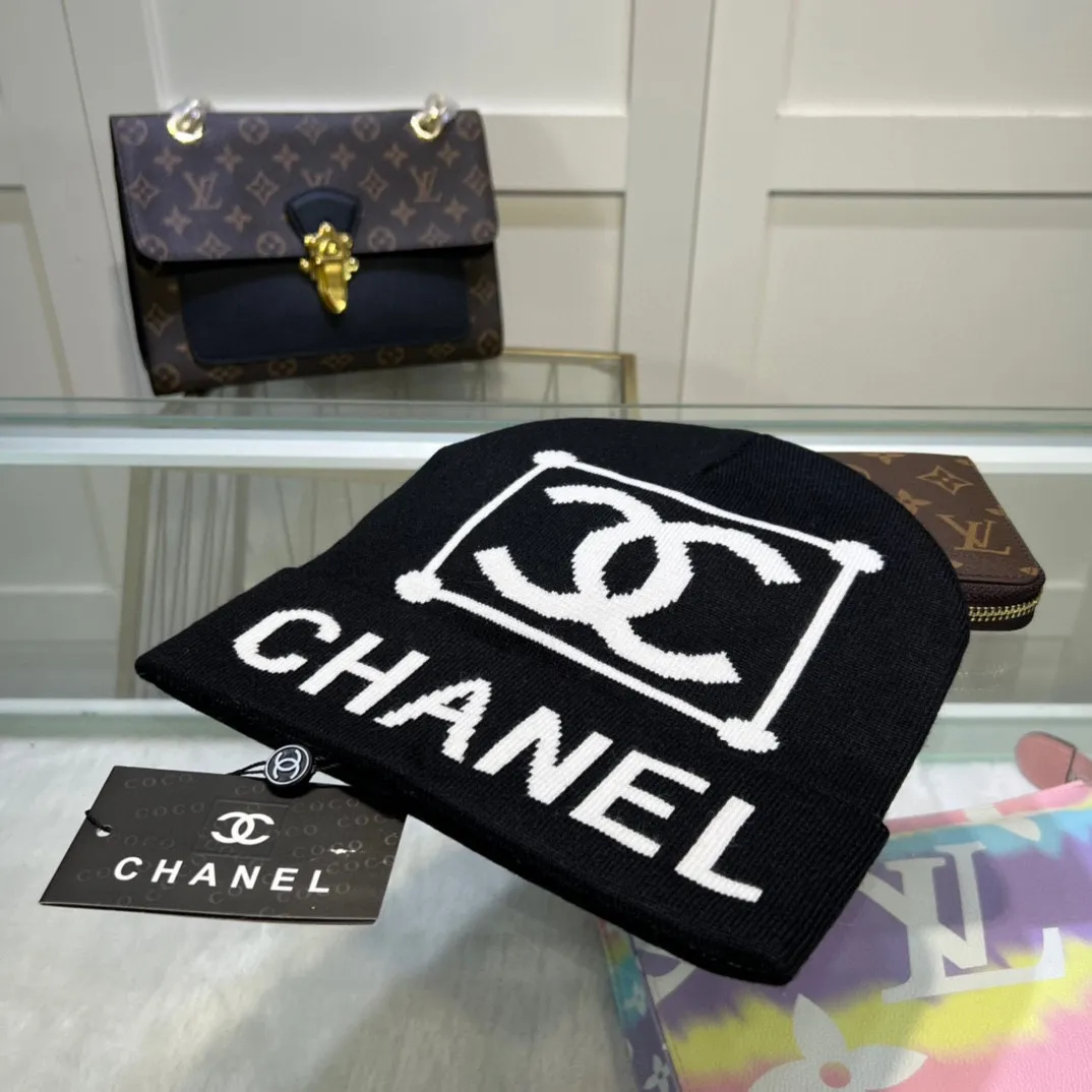 P44 comes with dust bag. CHANEL🎩cashmere wool quality knitted hat, fashionable, good quality, high-end, super soft! Super hot💖The texture is great and it’s great to match when out on the street! Fashion trends! A must-have item for autumn and winter, get it now!