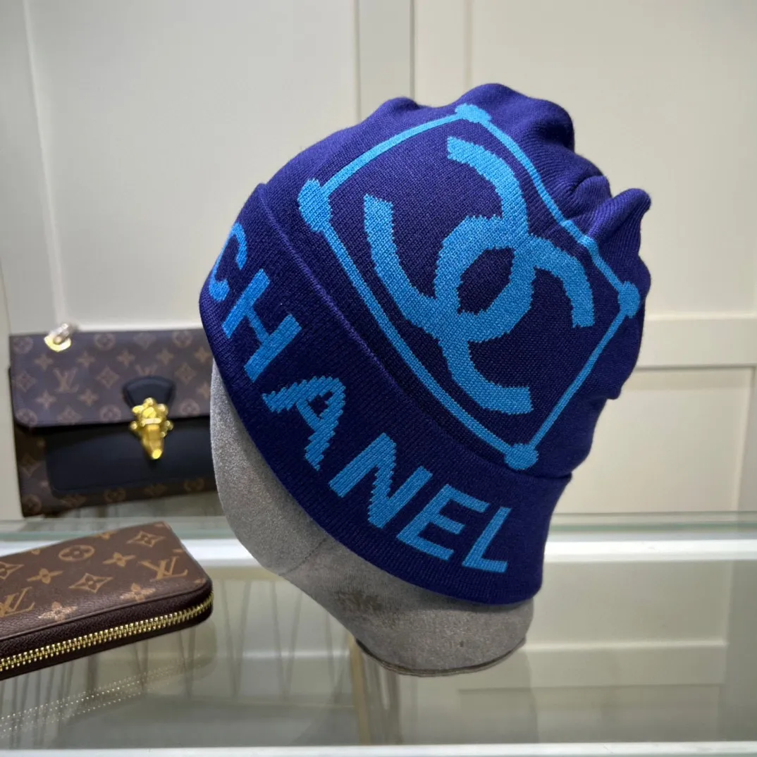 P44 comes with dust bag. CHANEL🎩cashmere wool quality knitted hat, fashionable, good quality, high-end, super soft! Super hot💖The texture is great and it’s great to match when out on the street! Fashion trends! A must-have item for autumn and winter, get it now!