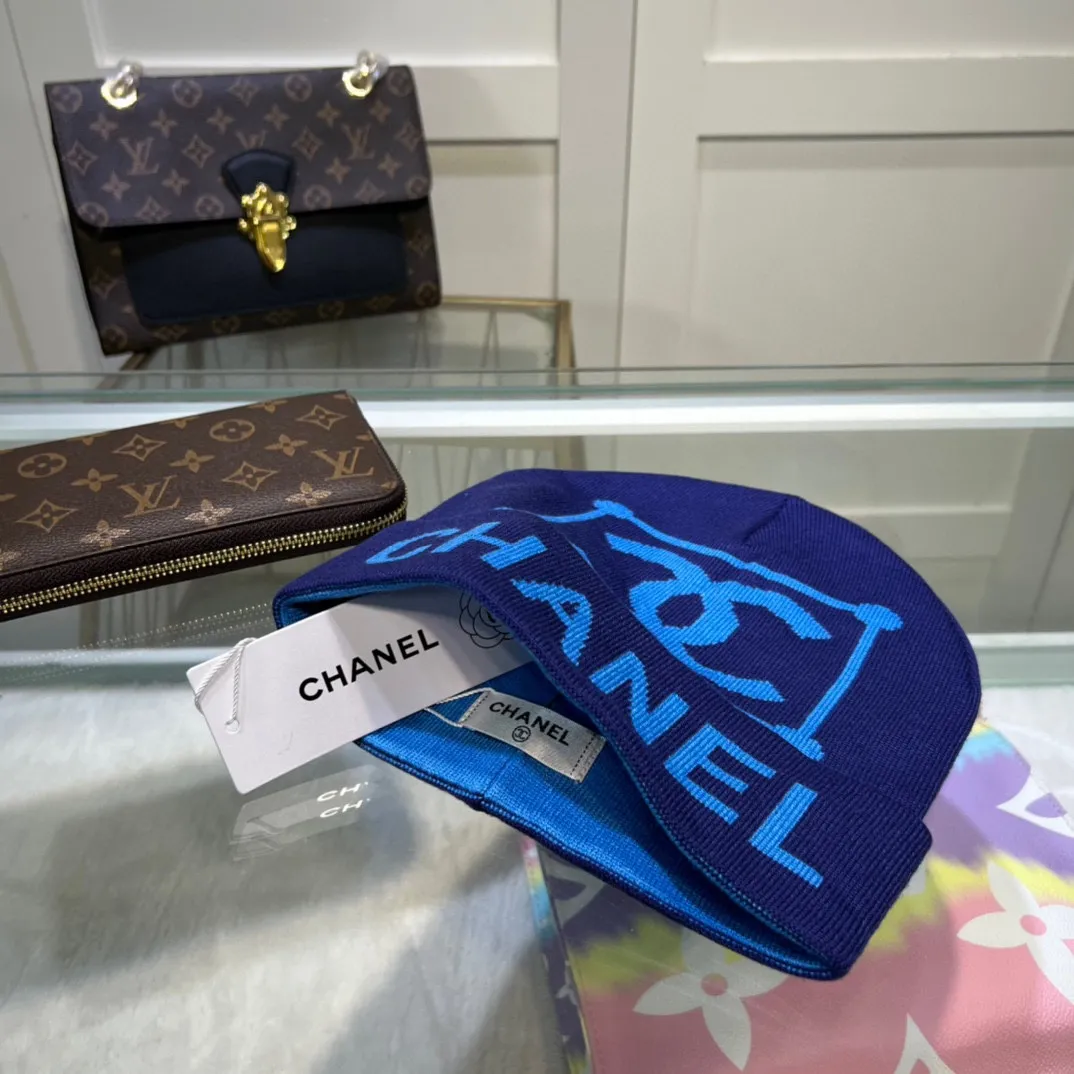 P44 comes with dust bag. CHANEL🎩cashmere wool quality knitted hat, fashionable, good quality, high-end, super soft! Super hot💖The texture is great and it’s great to match when out on the street! Fashion trends! A must-have item for autumn and winter, get it now!