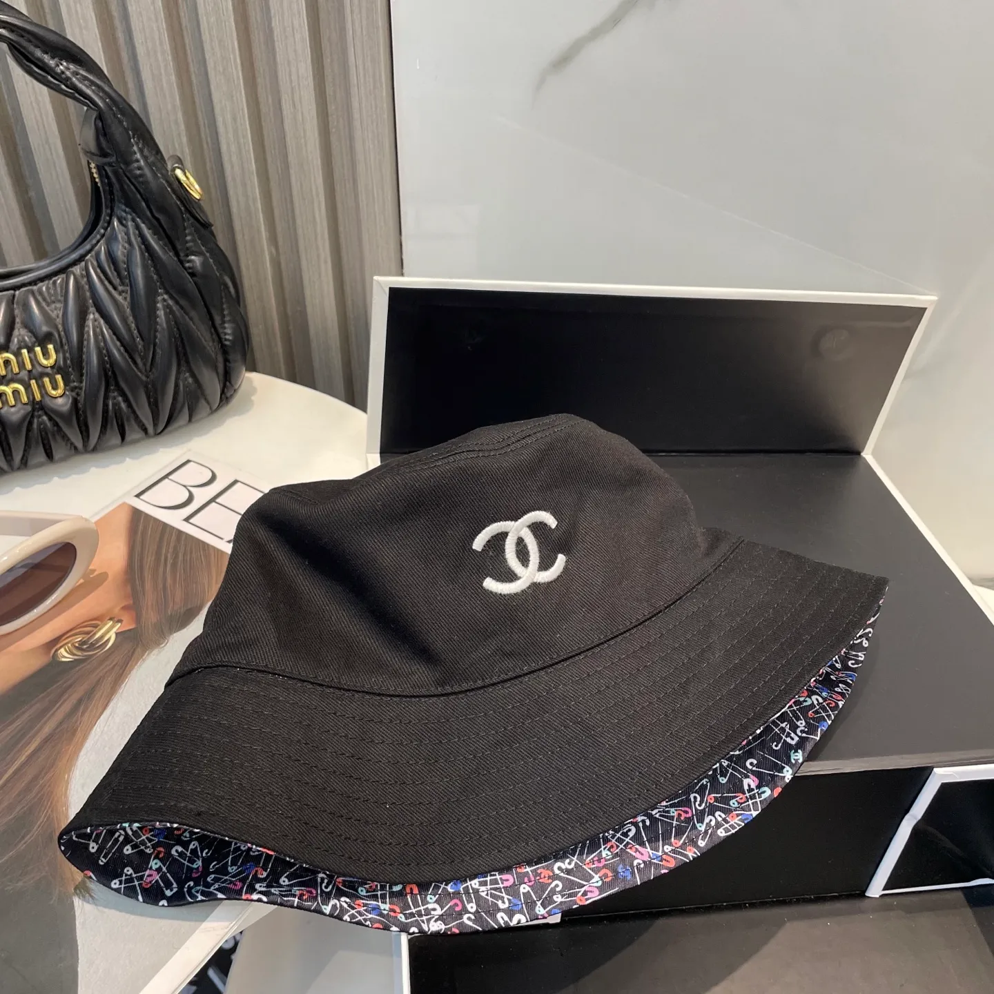 P96 Chanel (Chanel) counter new double-sided embroidered fisherman hat 1:1 mold customization, three-dimensional embroidery, exquisite and flawless! 100% pure cotton fabric, original factory quality, exclusive physical photography.