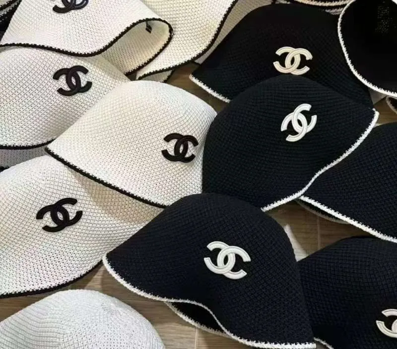 P60 is hot🔥The fashionable little item on the whole network is here, the Chanel 25c bucket hat is here, the versatile color + lambskin logo is really high-quality, and the key point is that it looks super good when worn. It is super small in appearance, French style for celebrities, can be worn in all seasons👍👍👍It can be folded and stored