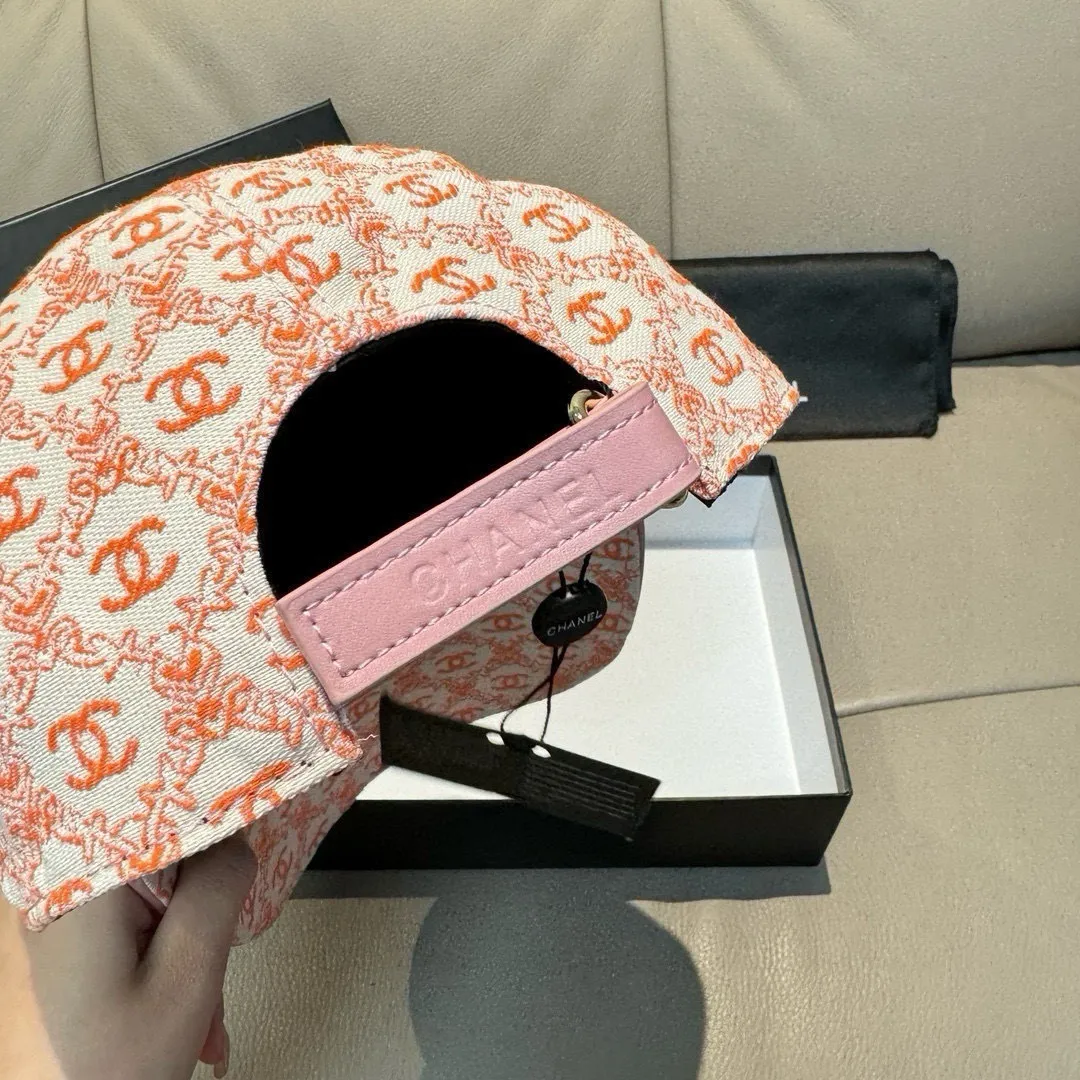 p90 new model shipped!   , Chanel (Chanel) new original baseball cap, small double C jacquard, 1:1 mold opening and customization at the counter, original canvas fabric + first layer of cowhide, light and breathable! The quality is great, the basic head circumference is 56cm, and the patch is adjustable.