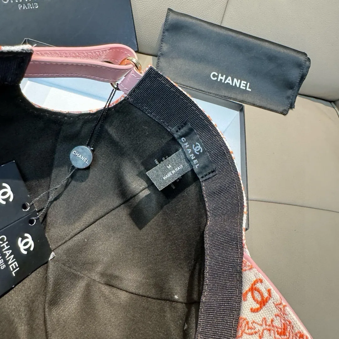 p90 new model shipped!   , Chanel (Chanel) new original baseball cap, small double C jacquard, 1:1 mold opening and customization at the counter, original canvas fabric + first layer of cowhide, light and breathable! The quality is great, the basic head circumference is 56cm, and the patch is adjustable.