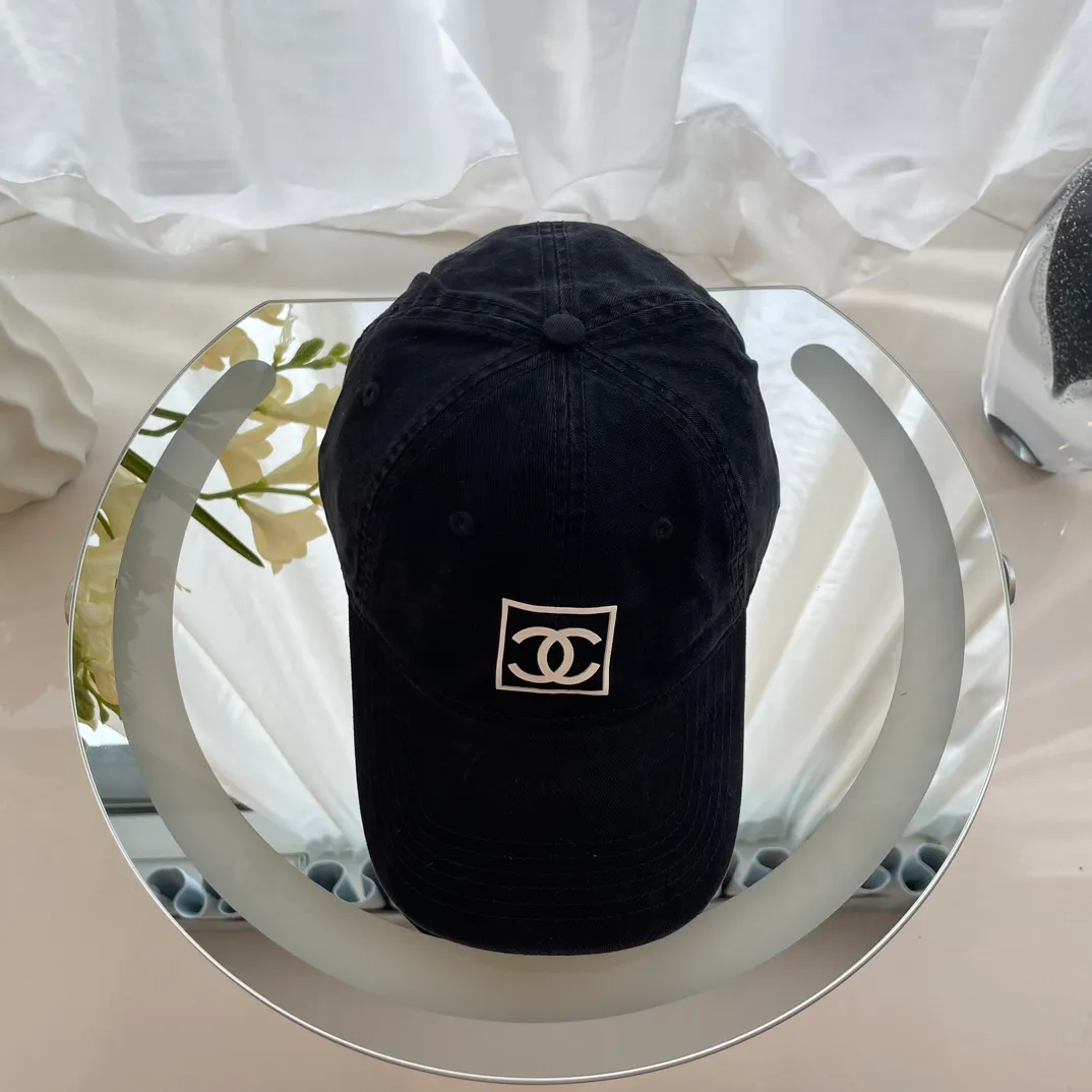 P66 Chanel Chanel's new style autumn and winter baseball cap with a vintage feel. The color is full of retro feel, cool ✌︎˶╹ꇴ╹˶✌︎ and sassy personality