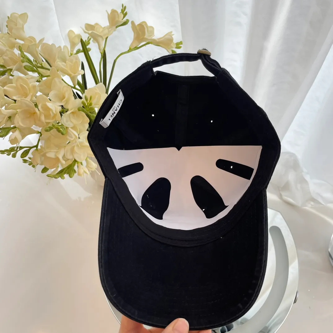 P66 Chanel Chanel's new style autumn and winter baseball cap with a vintage feel. The color is full of retro feel, cool ✌︎˶╹ꇴ╹˶✌︎ and sassy personality
