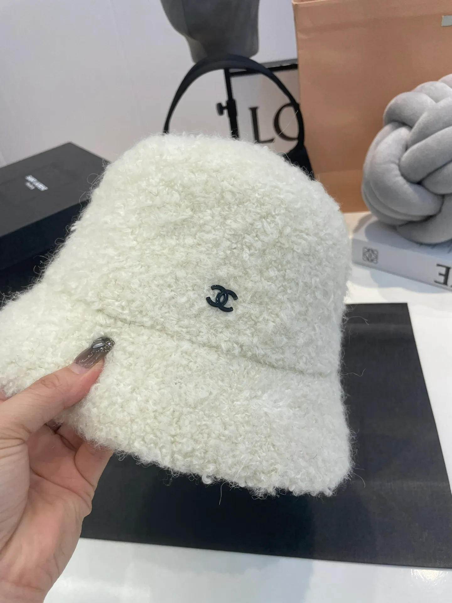 P60 CHANEL Chanel 2023 new autumn and winter new lamb wool small fragrance bucket hat, the big-name model is super easy to match, hurry up and get it!
