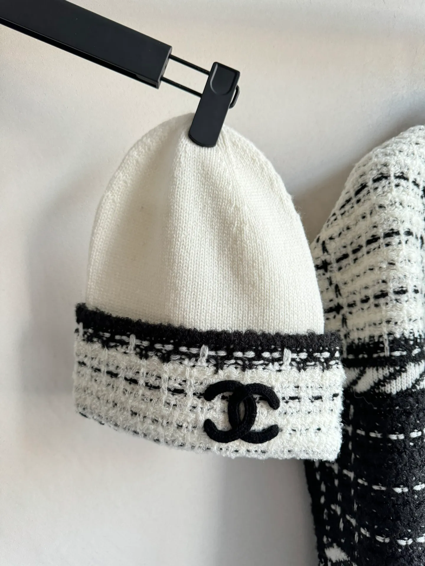 P400 is new! Chanel (Chanel) cuffed logo wool knitted hat is made of wool blended material with 7-needle plucking technology. The surface of the fabric has three-dimensional textures, a sense of layering, and a concave and convex grid texture. After the weaving is completed, the logo is hand-picked. The classic black and white color scheme shows elegance and creates a sense of atmosphere. Wear it casually to create a simple and fashionable feeling and immediately enhance the overall look.
