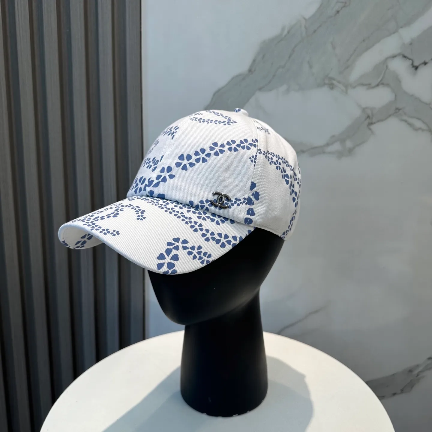 P60 new Chanel new high-version baseball cap, a classic baseball cap style, suitable for various occasions. Whether it is paired with casual wear or sportswear, it can easily enhance the fashion sense of the overall look. It is a trendy item that fashion lovers cannot miss.
