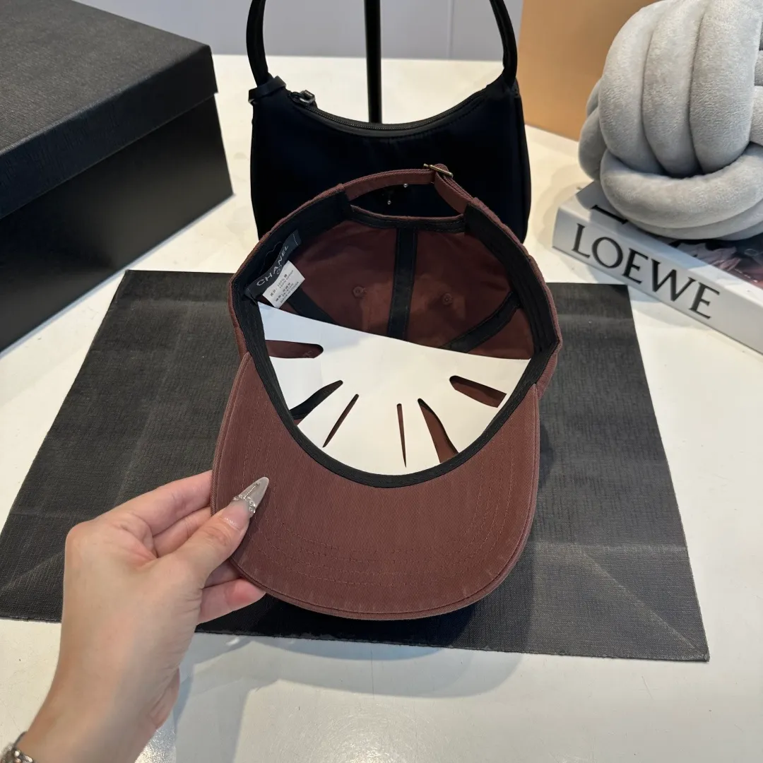 P60 Chanel Chanel 25 spring and summer new hole baseball cap, personalized broken corner brim design is full of sense