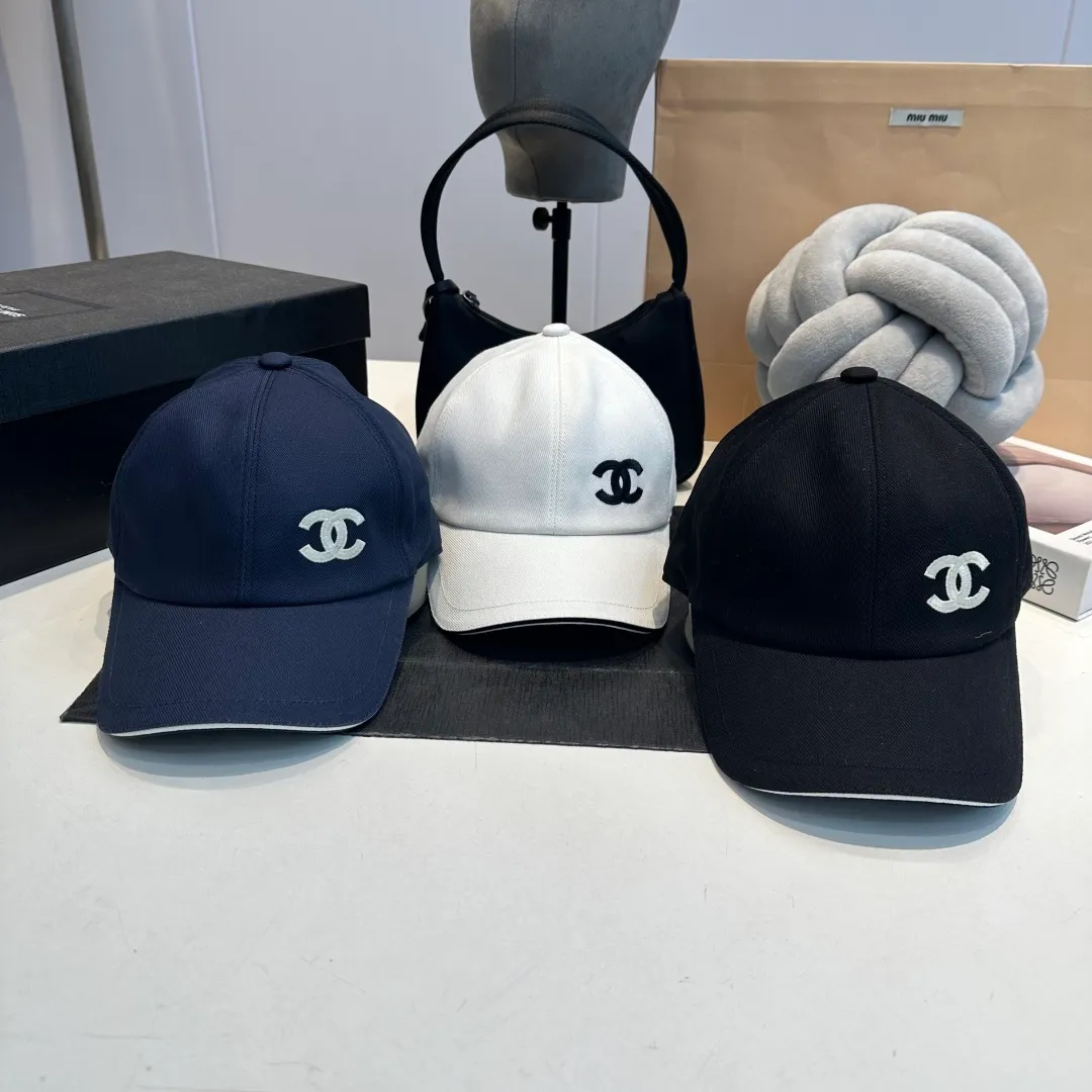 P90 These Chanel baseball caps are a must-have! The classic three colors of black, white and navy are simple and elegant. The iconic double C logo is super eye-catching and instantly enhances the fashion level💯. Whether it is paired with casual wear or a small dress, it can easily hold the whole audience~