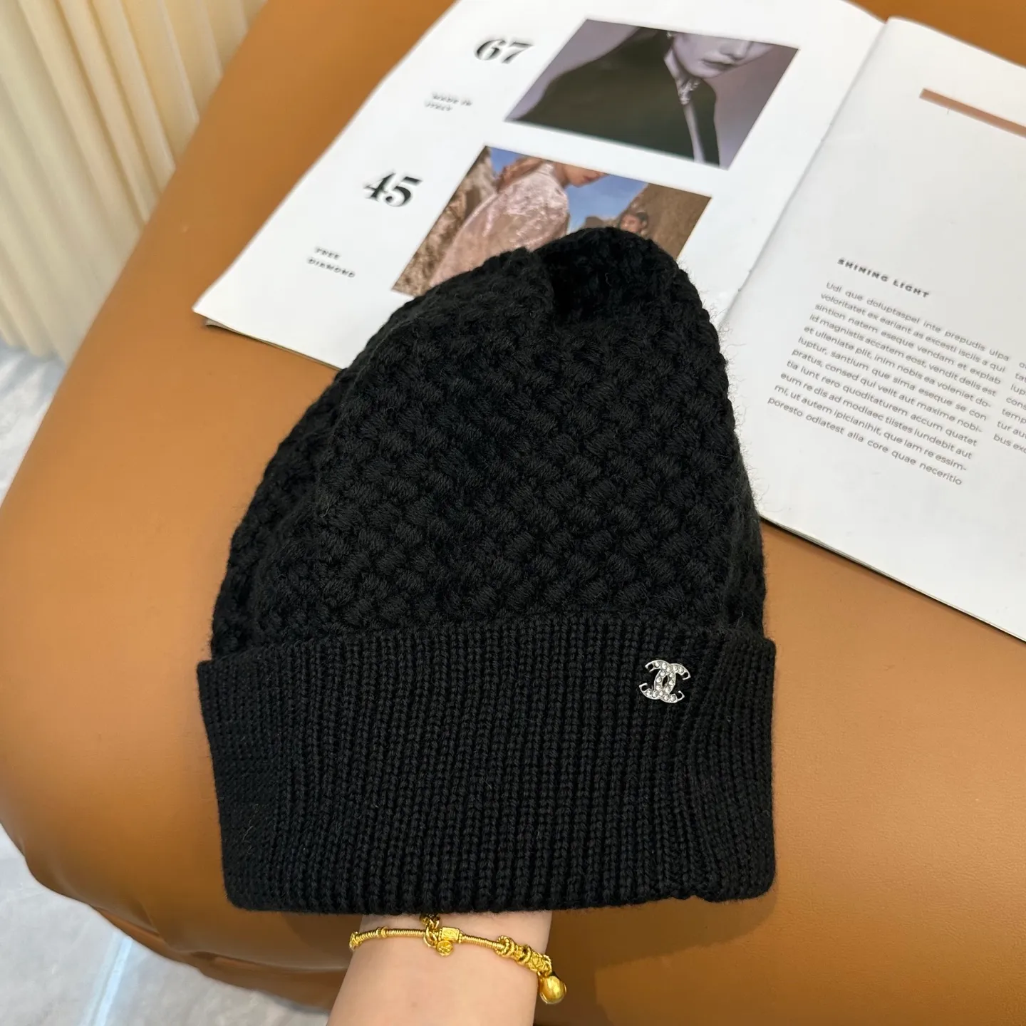 P74 Chanel's official website quality Chanel autumn and winter knitted hat recommended by internet celebrity fashion bloggers hides a quiet sense of luxury. Every line is neat and elegant, simple but not simple, generous and stylish. Every detail demonstrates high-end taste, and the sense of fashion becomes more and more intriguing in its restraint.