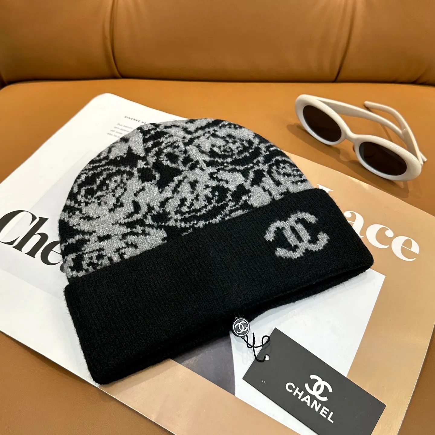 P60 Chanel Chanel's new autumn and winter camellia knitted hat recommended by internet celebrity fashion bloggers hides a quiet sense of high-end. Every line is neat and generous, simple but not simple, generous but not out of style. Every detail demonstrates high-end taste, and the sense of fashion becomes more and more intriguing in its restraint.