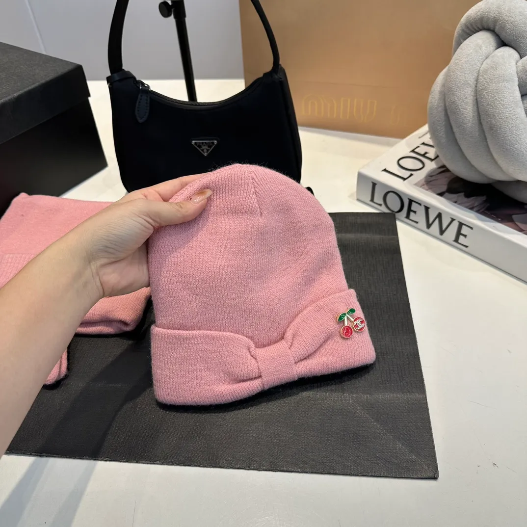 P140 Chanel Chanel children's knitted beanie cherry three-piece set, scarf, hat, gloves, super warm