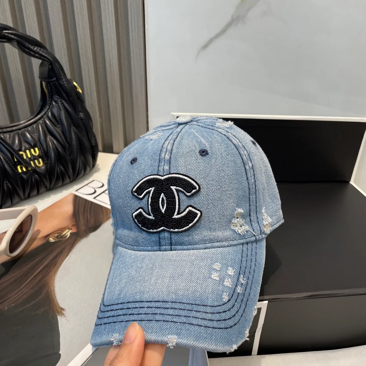 P66 Chanel's new washed denim baseball cap has a hot technology upgrade, and the washed denim style is full of street style. It is more in line with the style of today's fashionable boys and girls. The airport street shots are super cool!