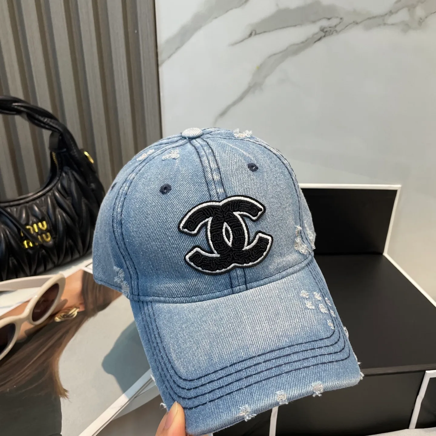 P66 Chanel's new washed denim baseball cap has a hot technology upgrade, and the washed denim style is full of street style. It is more in line with the style of today's fashionable boys and girls. The airport street shots are super cool!