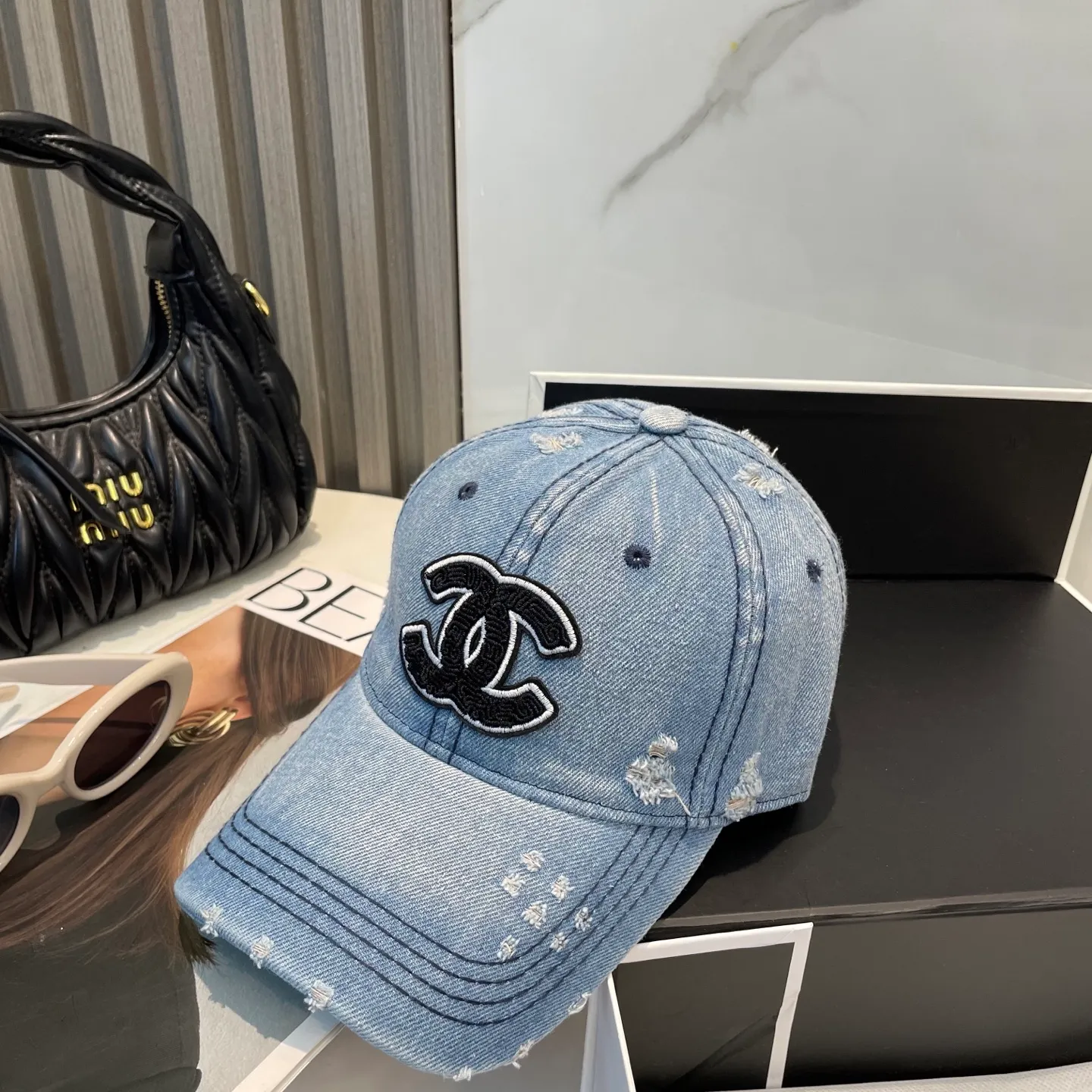 P66 Chanel's new washed denim baseball cap has a hot technology upgrade, and the washed denim style is full of street style. It is more in line with the style of today's fashionable boys and girls. The airport street shots are super cool!