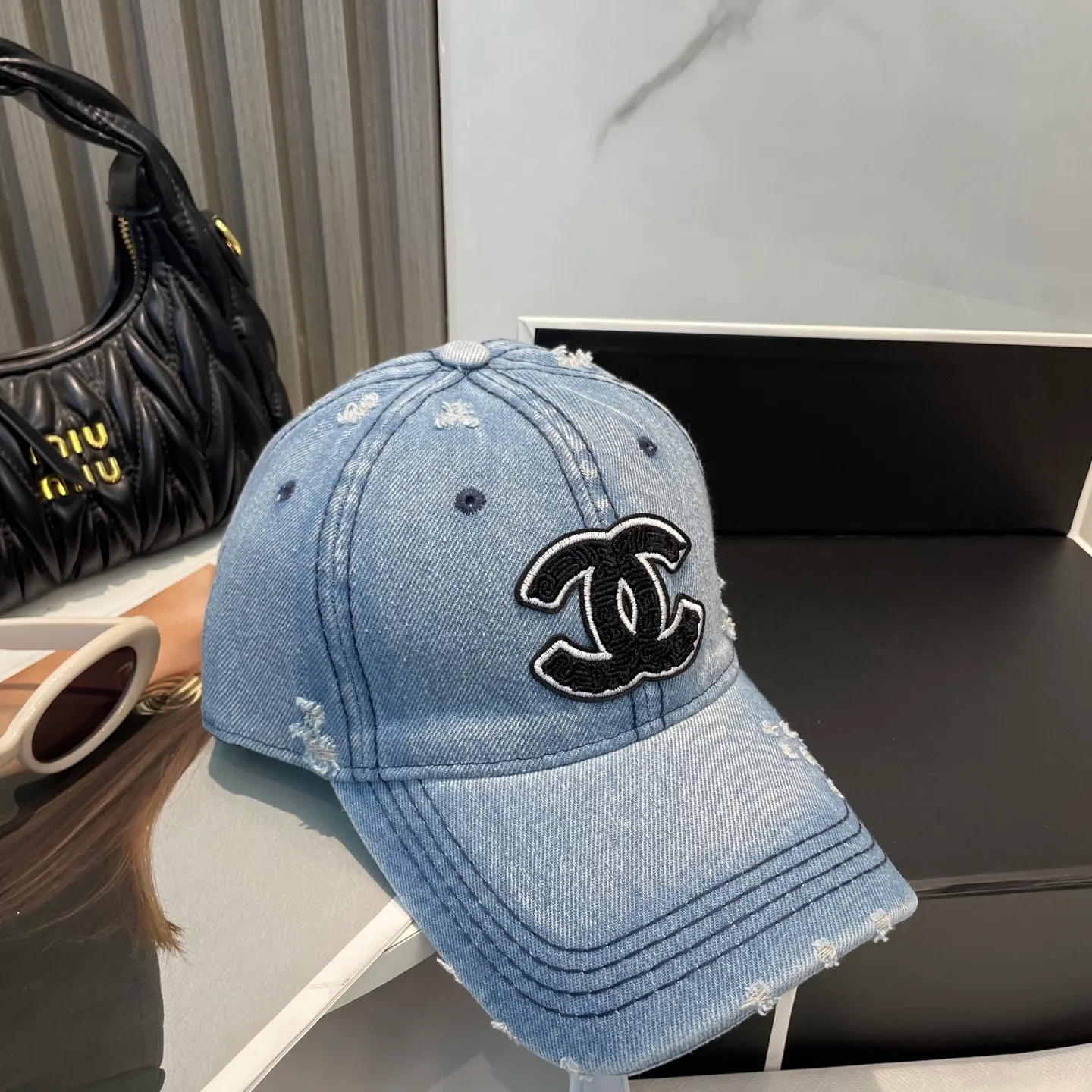 P66 Chanel's new washed denim baseball cap has a hot technology upgrade, and the washed denim style is full of street style. It is more in line with the style of today's fashionable boys and girls. The airport street shots are super cool!