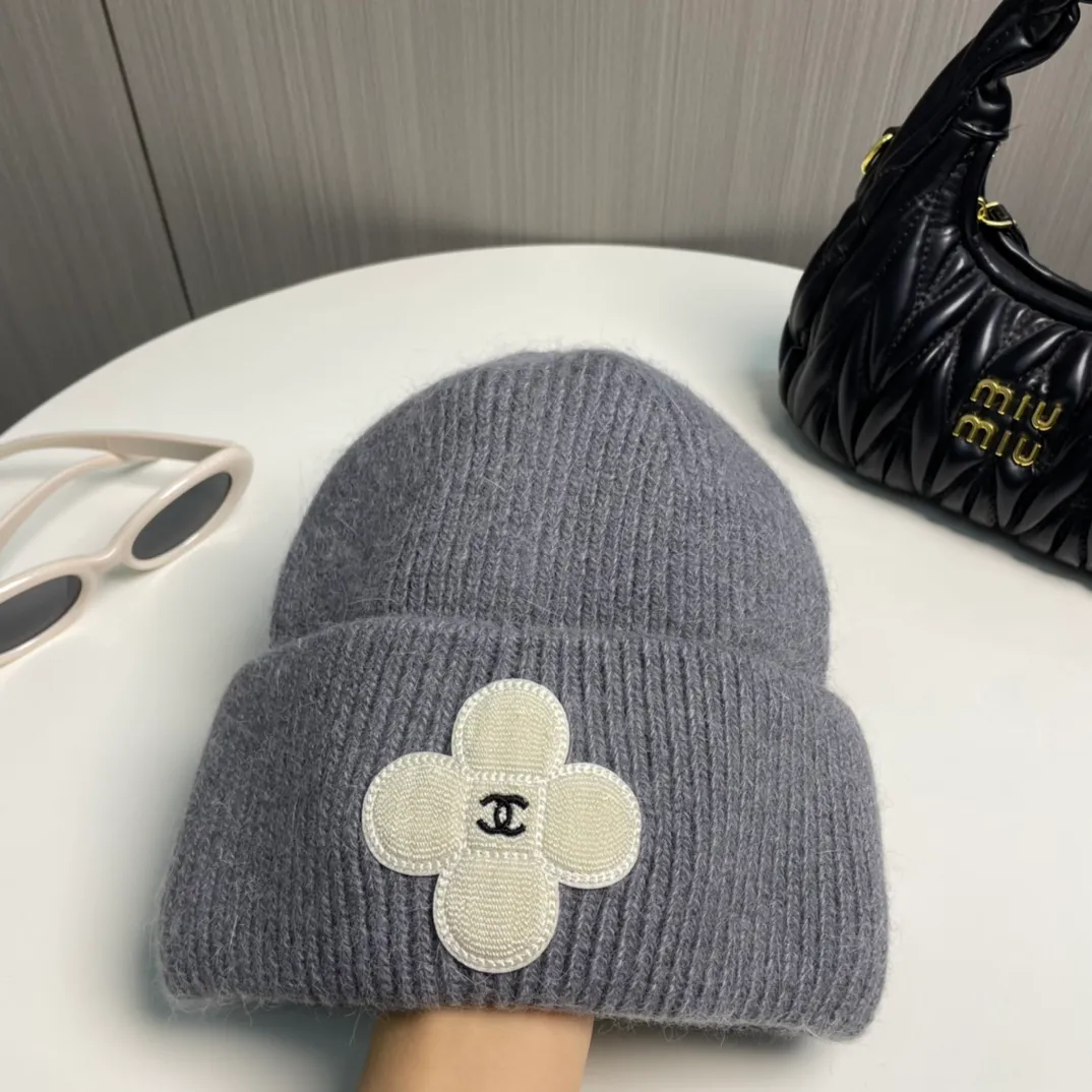 P76 Chanel Chanel Autumn and Winter Rabbit Hair Camellia Beanie Recommended by Internet Celebrity Fashion Bloggers, Xiaohongshu’s Popular Style, Knitted Beanie with a Super Soft and Comfortable Feel, and Excellent Elasticity!