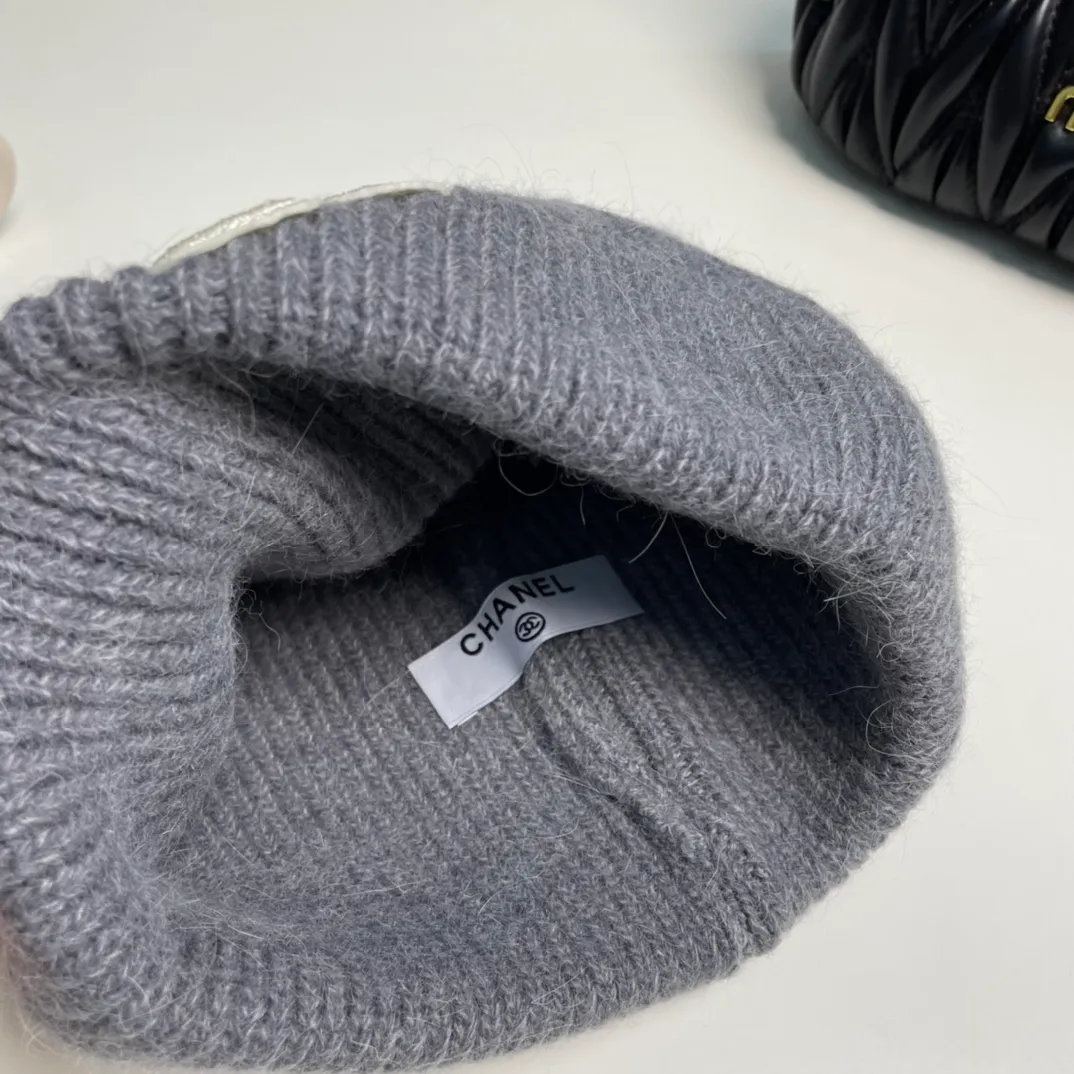 P76 Chanel Chanel Autumn and Winter Rabbit Hair Camellia Beanie Recommended by Internet Celebrity Fashion Bloggers, Xiaohongshu’s Popular Style, Knitted Beanie with a Super Soft and Comfortable Feel, and Excellent Elasticity!