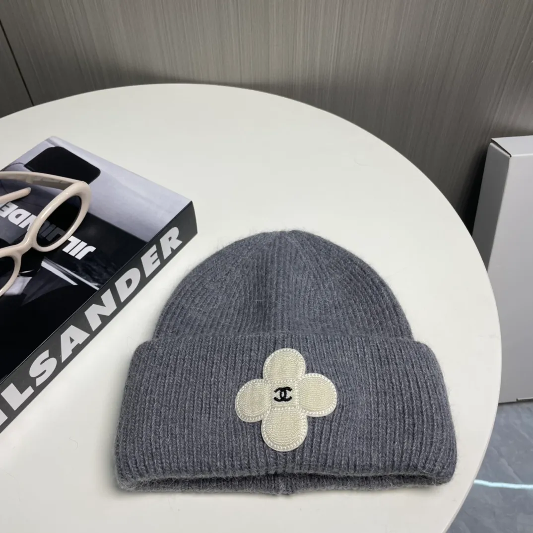 P76 Chanel Chanel Autumn and Winter Rabbit Hair Camellia Beanie Recommended by Internet Celebrity Fashion Bloggers, Xiaohongshu’s Popular Style, Knitted Beanie with a Super Soft and Comfortable Feel, and Excellent Elasticity!