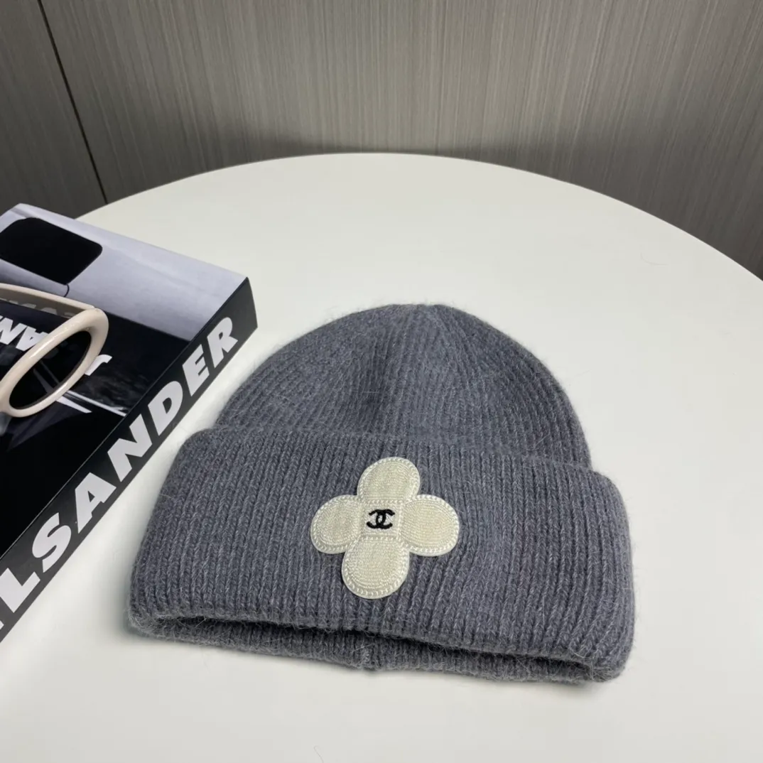 P76 Chanel Chanel Autumn and Winter Rabbit Hair Camellia Beanie Recommended by Internet Celebrity Fashion Bloggers, Xiaohongshu’s Popular Style, Knitted Beanie with a Super Soft and Comfortable Feel, and Excellent Elasticity!