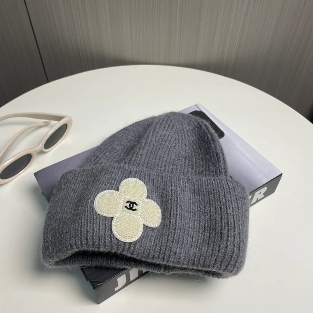 P76 Chanel Chanel Autumn and Winter Rabbit Hair Camellia Beanie Recommended by Internet Celebrity Fashion Bloggers, Xiaohongshu’s Popular Style, Knitted Beanie with a Super Soft and Comfortable Feel, and Excellent Elasticity!