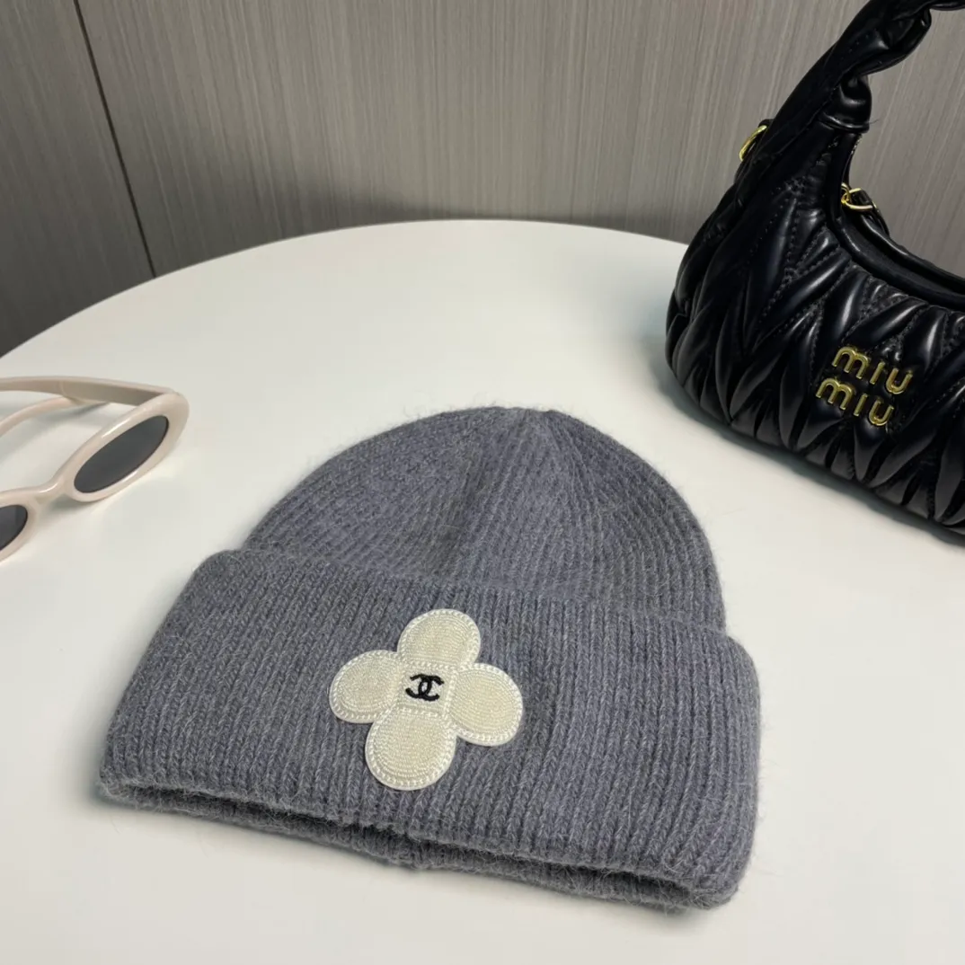 P76 Chanel Chanel Autumn and Winter Rabbit Hair Camellia Beanie Recommended by Internet Celebrity Fashion Bloggers, Xiaohongshu’s Popular Style, Knitted Beanie with a Super Soft and Comfortable Feel, and Excellent Elasticity!